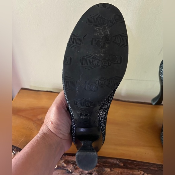 John Fluevog Paris black devil fish speckled pump Size 6 - Picture 4 of 5
